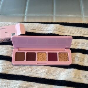 Luxurious Eyeshadow Palette with Rich Hues